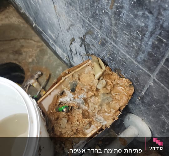 כלי עבודה וצינור עם לכלוך באתר עבודה
